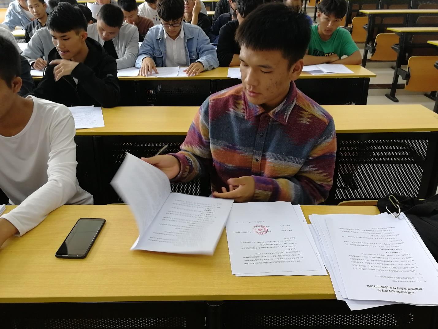 学生签署三方协议现场图片