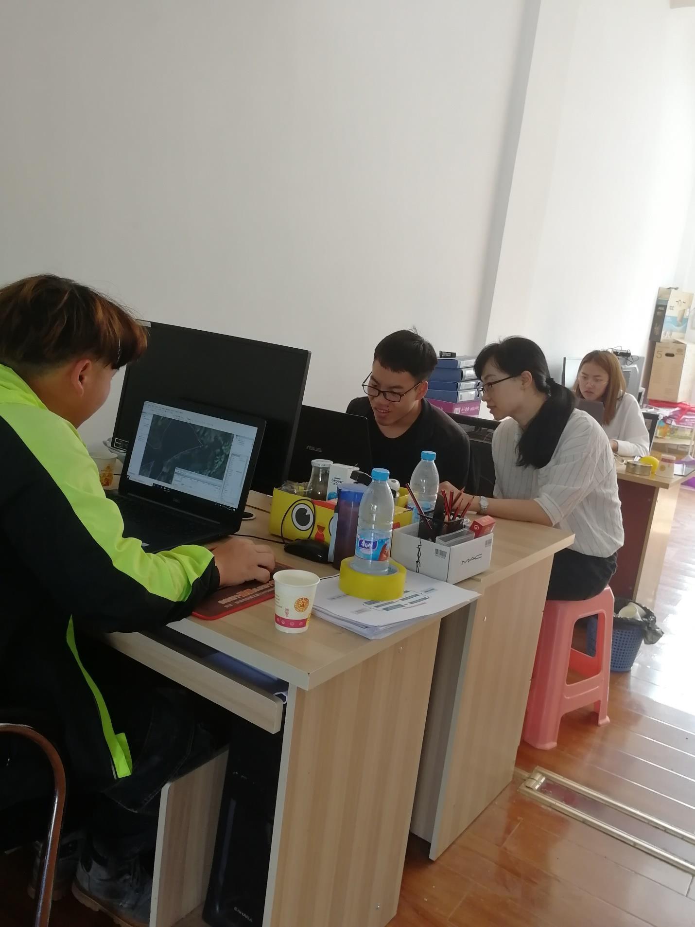学校导师参与企业具体项目现场图片